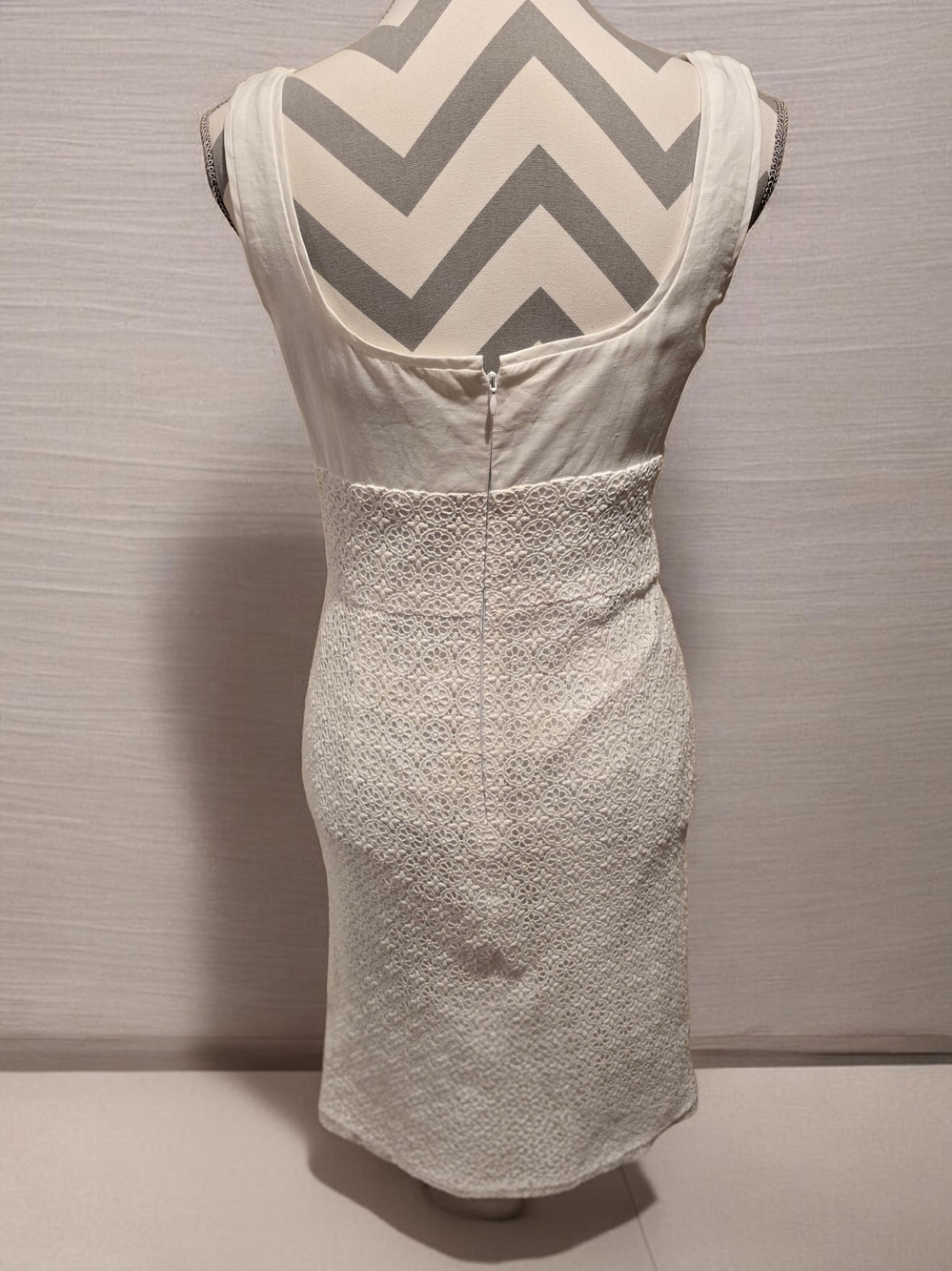 Maggy London Sleeveless Empire Waist Floral Eyelet Sheath Dress Size 6 White. - Picture 5 of 10